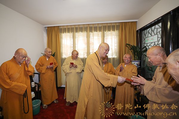 佛教-会长道慈大和尚一行赴佛教颐养堂和本山敬老院进行中秋节慰问