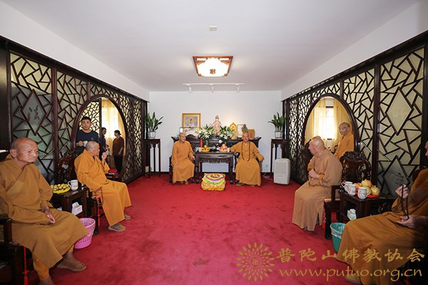佛教-会长道慈大和尚一行赴佛教颐养堂和本山敬老院进行中秋节慰问