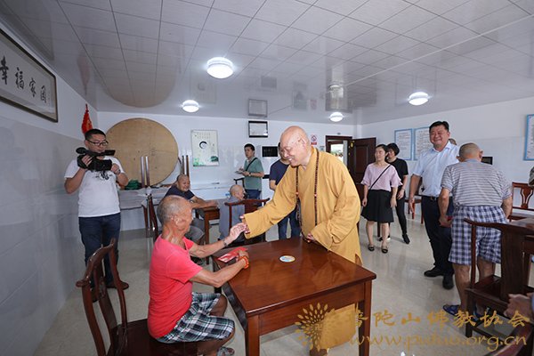 佛教-会长道慈大和尚一行赴佛教颐养堂和本山敬老院进行中秋节慰问