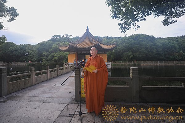 佛教-普陀山佛教协会举行升国旗仪式