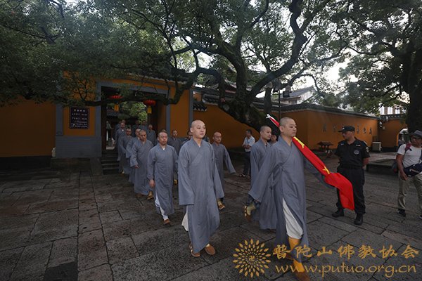佛教-普陀山佛教协会举行升国旗仪式