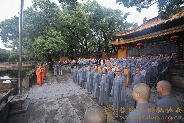 佛教-普陀山佛教协会举行升国旗仪式
