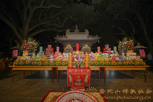 普陀山-戊戌年八月十五普陀山普济禅寺举行“拜月”祈福法会