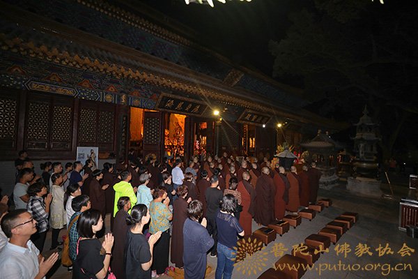 普陀山-戊戌年八月十五普陀山普济禅寺举行“拜月”祈福法会