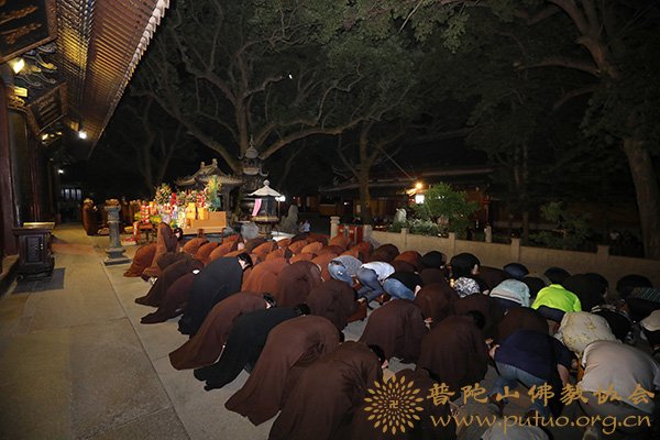 普陀山-戊戌年八月十五普陀山普济禅寺举行“拜月”祈福法会