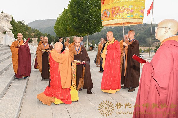 报国寺-会长道慈大和尚赴报国寺礼请妙江大和尚作普济禅寺戊戌年三坛大戒教授阿阇黎