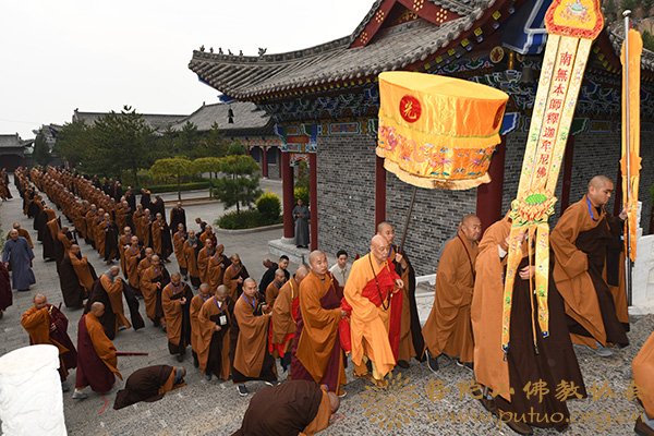 报国寺-会长道慈大和尚赴报国寺礼请妙江大和尚作普济禅寺戊戌年三坛大戒教授阿阇黎