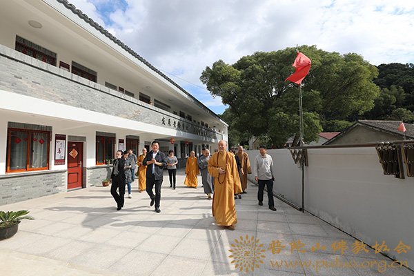 佛教-会长道慈大和尚一行赴佛教颐养堂和本山敬老院进行重阳节慰问