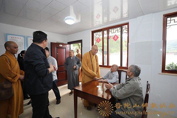 佛教-会长道慈大和尚一行赴佛教颐养堂和本山敬老院进行重阳节慰问