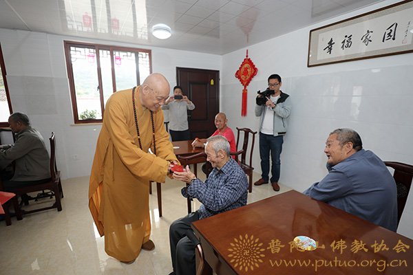 佛教-会长道慈大和尚一行赴佛教颐养堂和本山敬老院进行重阳节慰问