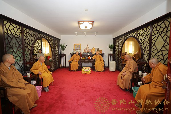 佛教-会长道慈大和尚一行赴佛教颐养堂和本山敬老院进行重阳节慰问