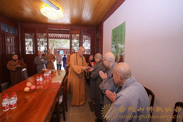 佛教-会长道慈大和尚一行赴佛教颐养堂和本山敬老院进行重阳节慰问