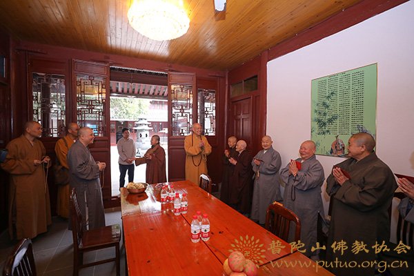 佛教-会长道慈大和尚一行赴佛教颐养堂和本山敬老院进行重阳节慰问