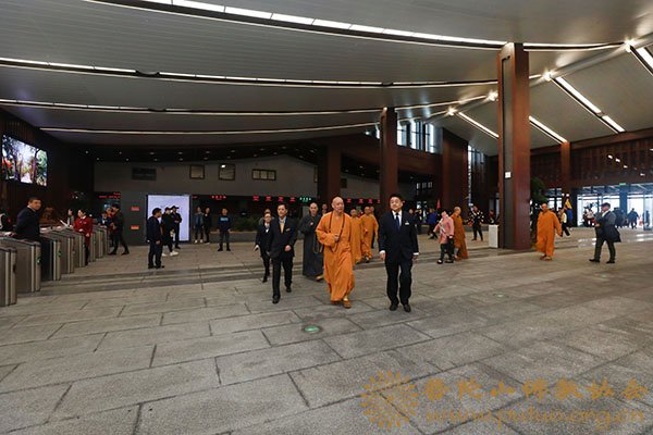 佛教-会长道慈大和尚一行赴普陀山游客服务中心走访慰问