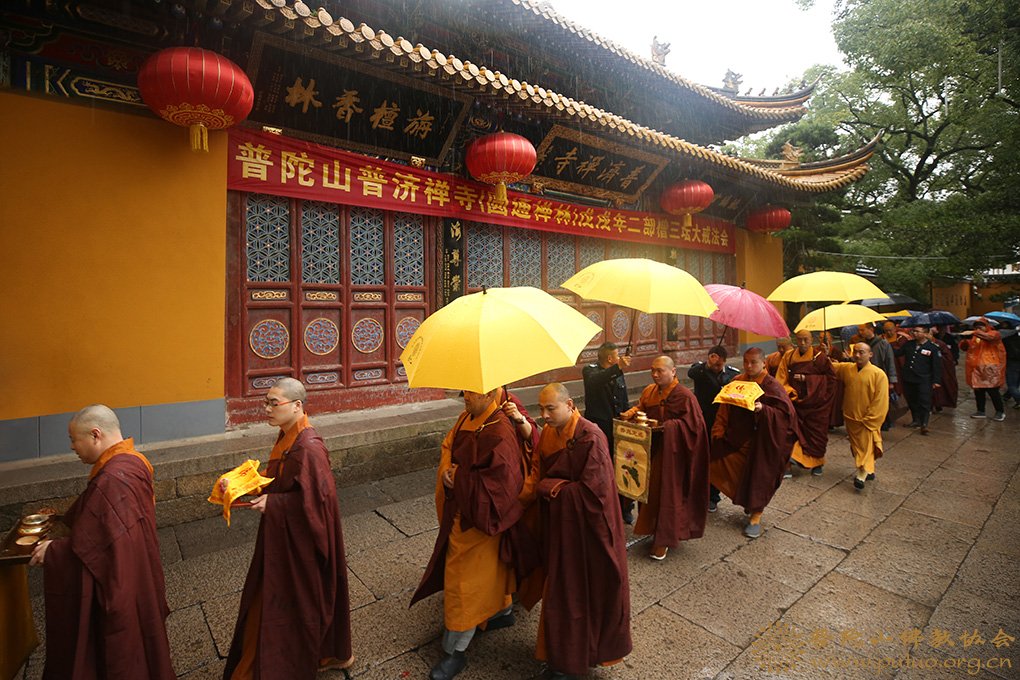 律师-普济禅寺（圆通禅林）戊戌年二部僧三坛大戒法会男众部举行正授沙弥戒