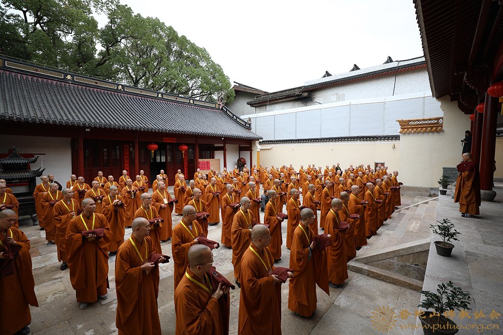 律师-普济禅寺（圆通禅林）戊戌年二部僧三坛大戒法会男众部举行正授沙弥戒