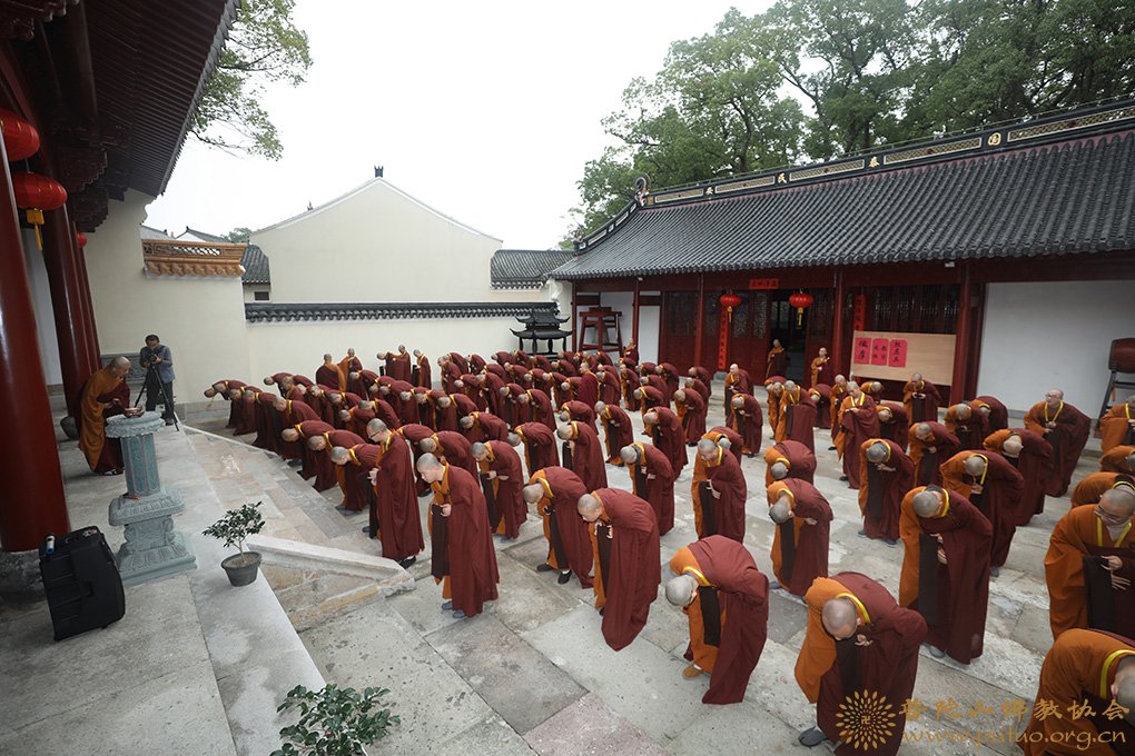 律师-普济禅寺（圆通禅林）戊戌年二部僧三坛大戒法会男众部举行正授沙弥戒