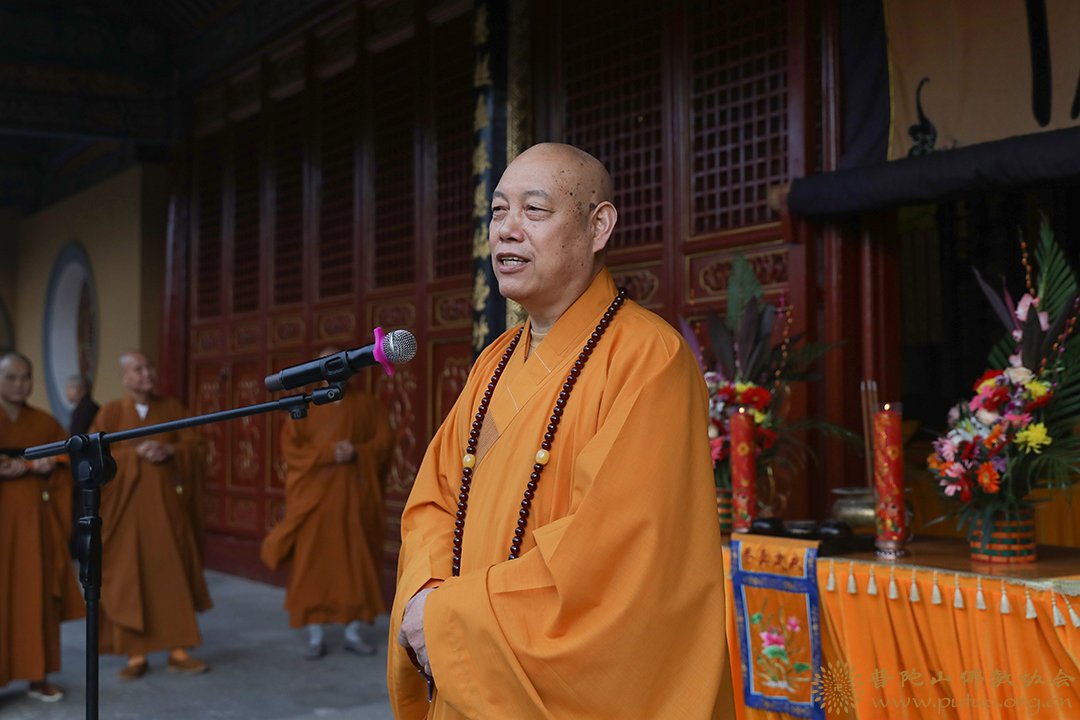 普陀山-普陀山三坛大戒得戒和尚上道下慈律师带领男众部众新戒三步一拜礼佛顶