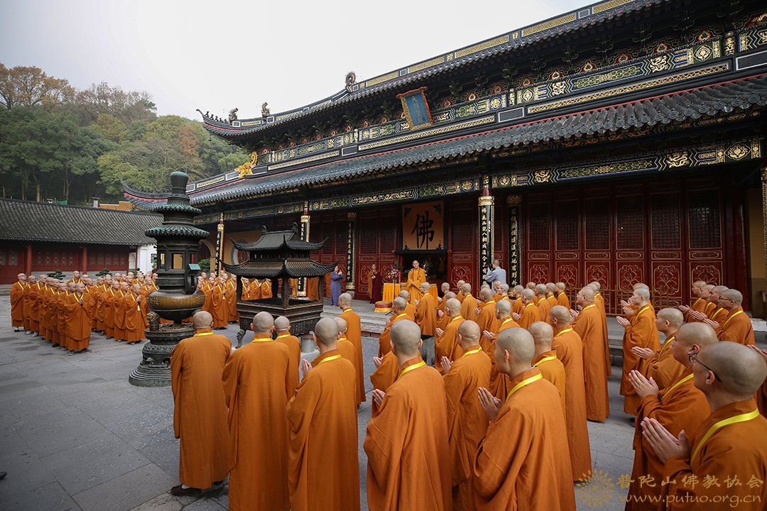 普陀山-普陀山三坛大戒得戒和尚上道下慈律师带领男众部众新戒三步一拜礼佛顶