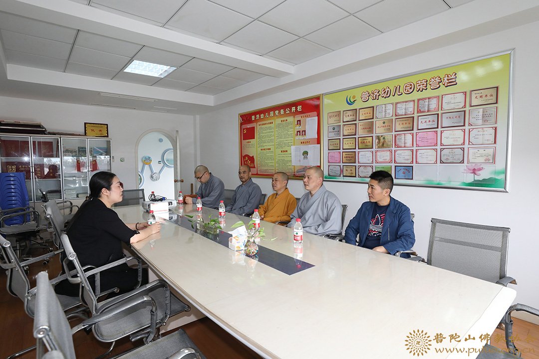 佛教-普陀山佛教协会副会长定明法师一行到普济幼儿园慰问