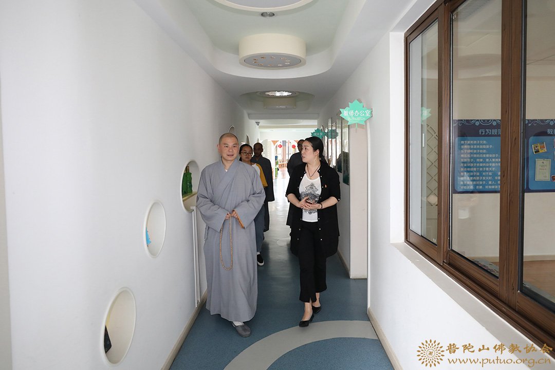佛教-普陀山佛教协会副会长定明法师一行到普济幼儿园慰问