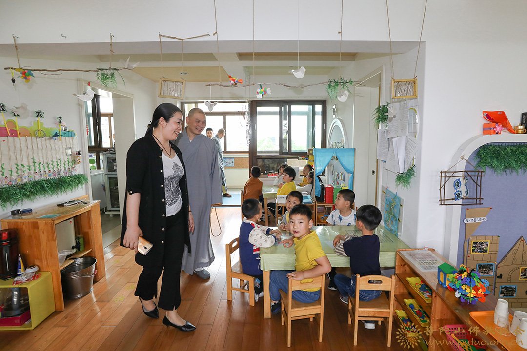 佛教-普陀山佛教协会副会长定明法师一行到普济幼儿园慰问