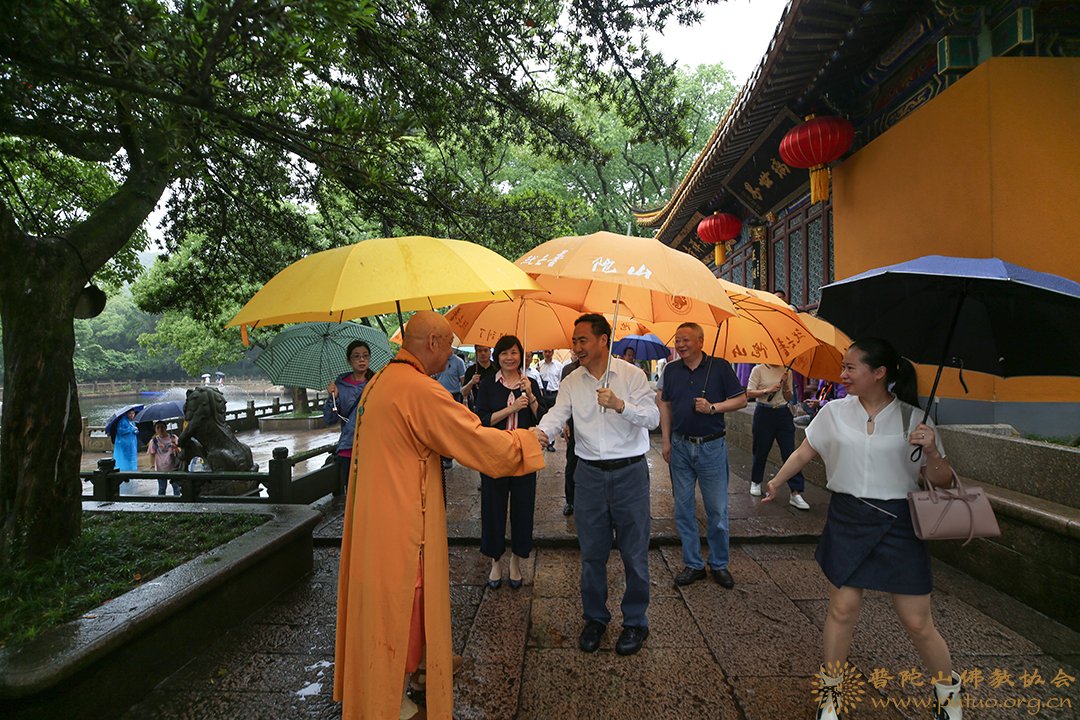 普陀山-省人大常委会副主任赵光君一行调研普陀山宗教工作
