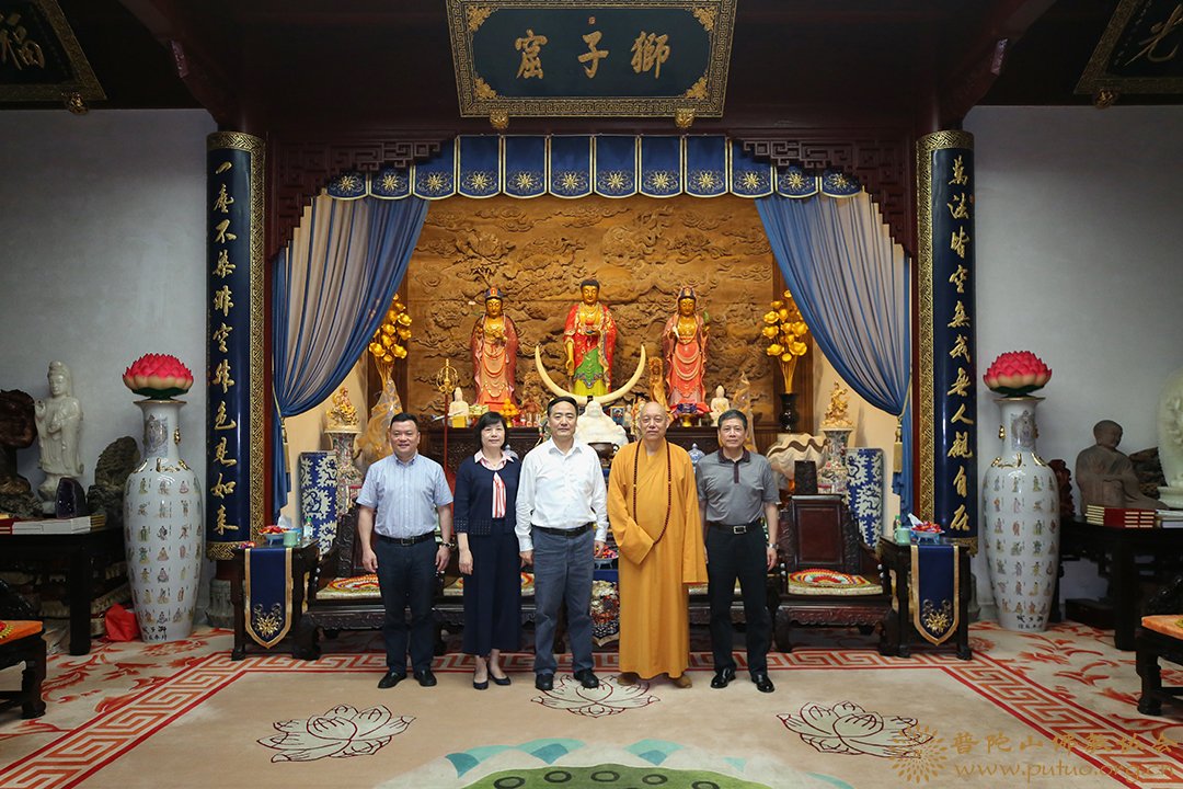 普陀山-省人大常委会副主任赵光君一行调研普陀山宗教工作