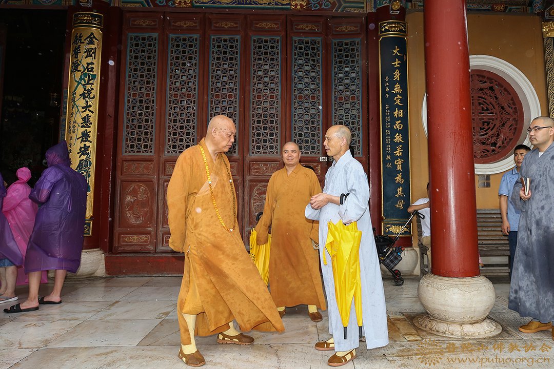 台风-会长道慈大和尚一行赴普陀山沿海寺院检查防台工作