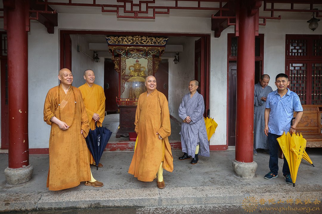 台风-会长道慈大和尚一行赴普陀山沿海寺院检查防台工作