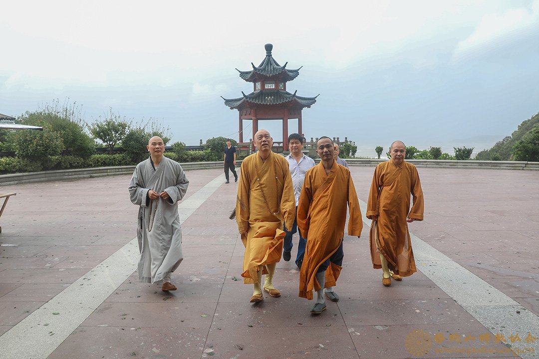 台风-会长道慈大和尚一行赴梵音古洞等寺院检查防台抗台工作