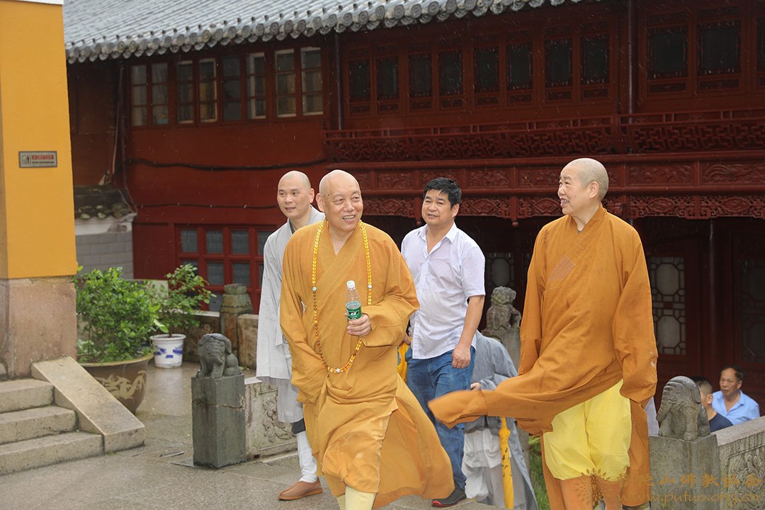 台风-会长道慈大和尚一行赴梵音古洞等寺院检查防台抗台工作