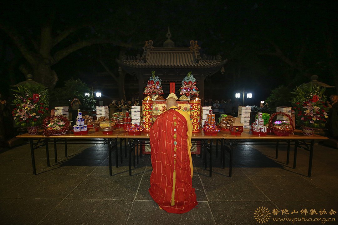 普陀山-己亥年八月十五普陀山普济禅寺举行“拜月”祈福法会