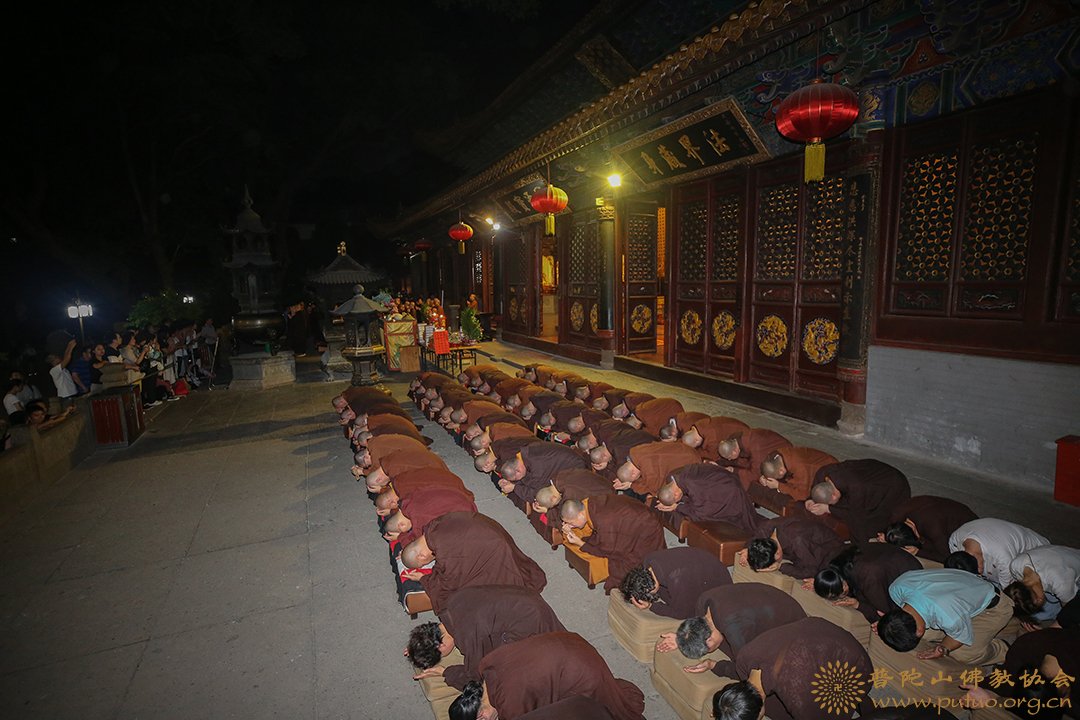普陀山-己亥年八月十五普陀山普济禅寺举行“拜月”祈福法会