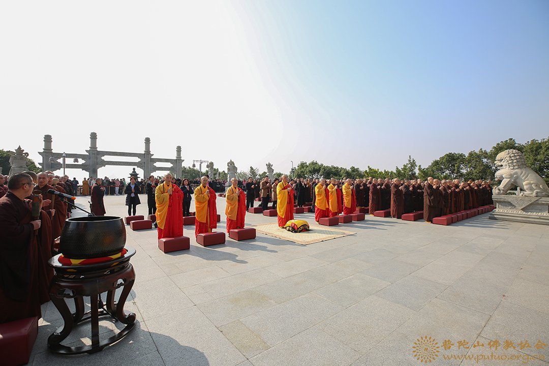 佛教-普陀山佛教协会举行感恩祈福法会