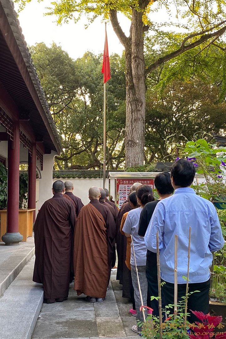 佛教-普陀山佛教协会举行升国旗仪式献礼新中国成立七十一周年