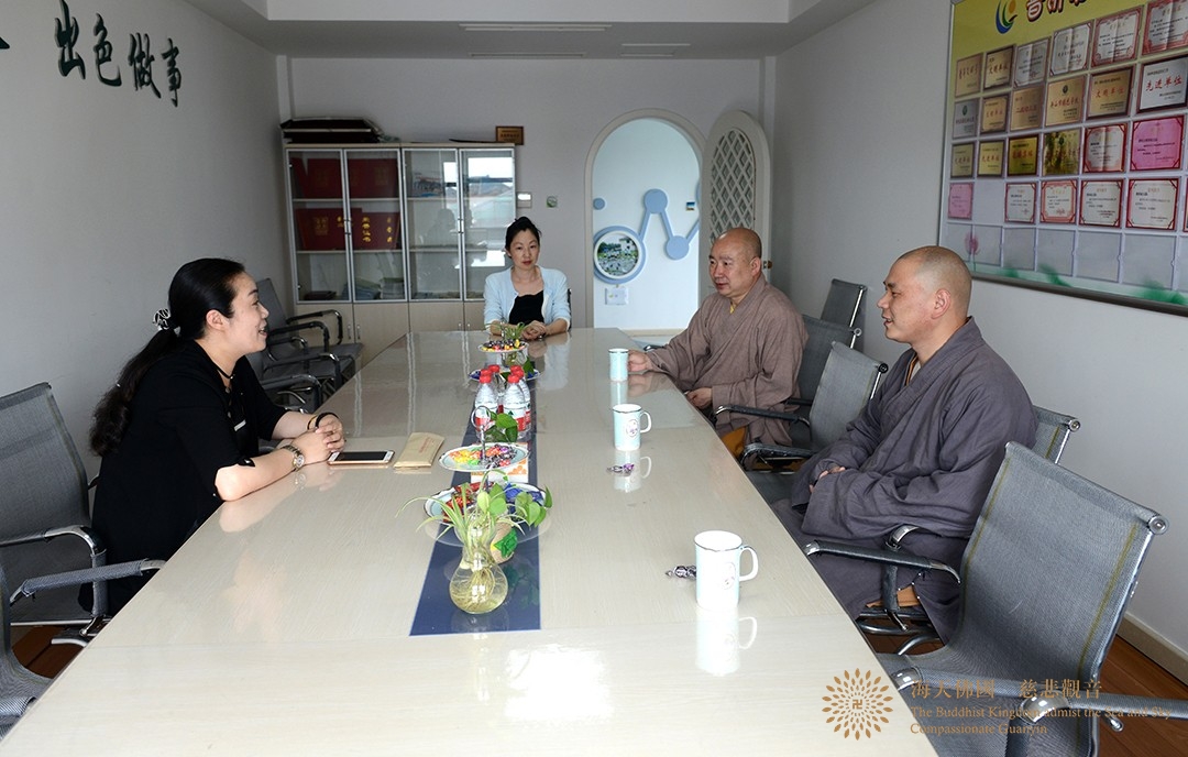 幼儿园-副会长定明法师代表普陀山佛教协会到普济幼儿园慰问