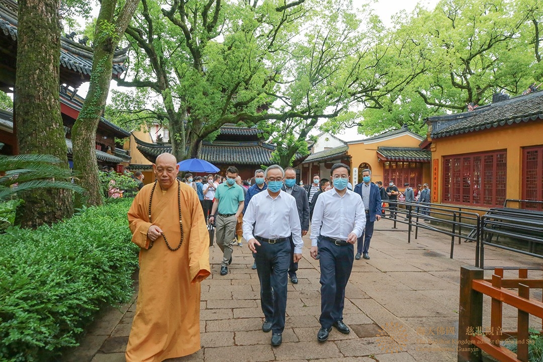 普陀山-杭州市委常委、统战部部长陈新华一行到访普陀山考察交流