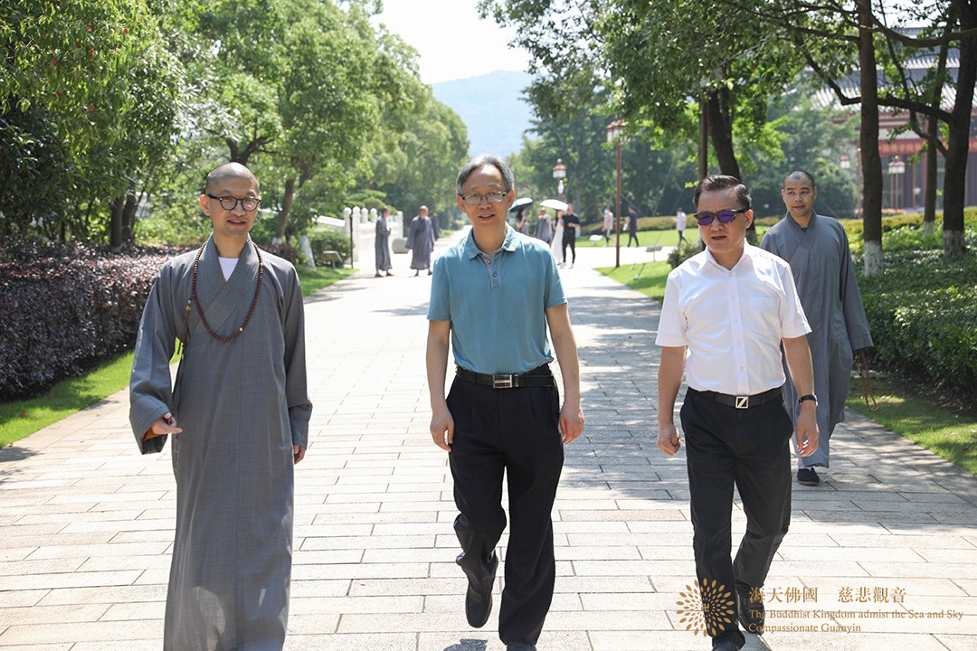 普陀山-中央统战部十一局领导一行调研中国佛学院普陀山学院
