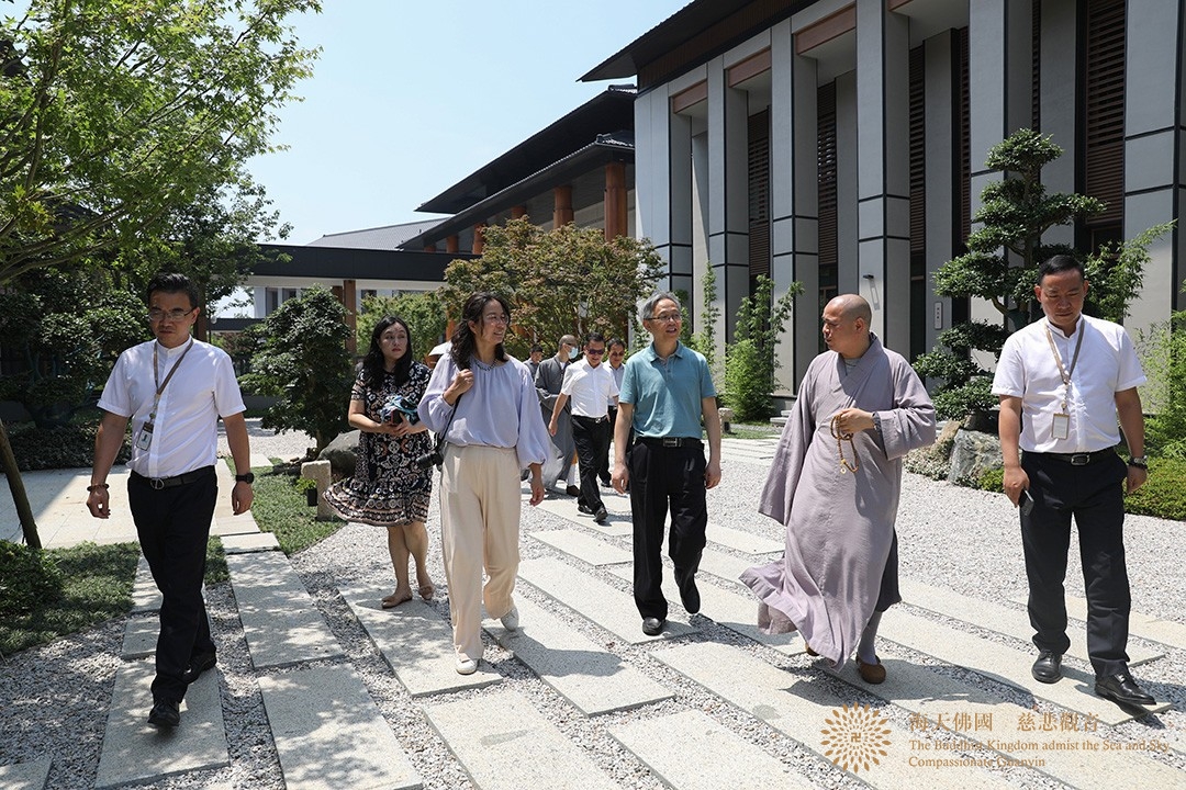 普陀山-中央统战部十一局领导一行调研中国佛学院普陀山学院