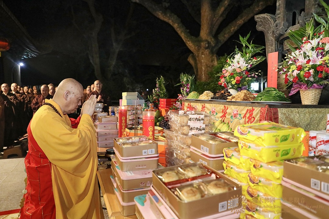 辛丑年八月十五普陀山普济禅寺举行"拜月"祈福法会