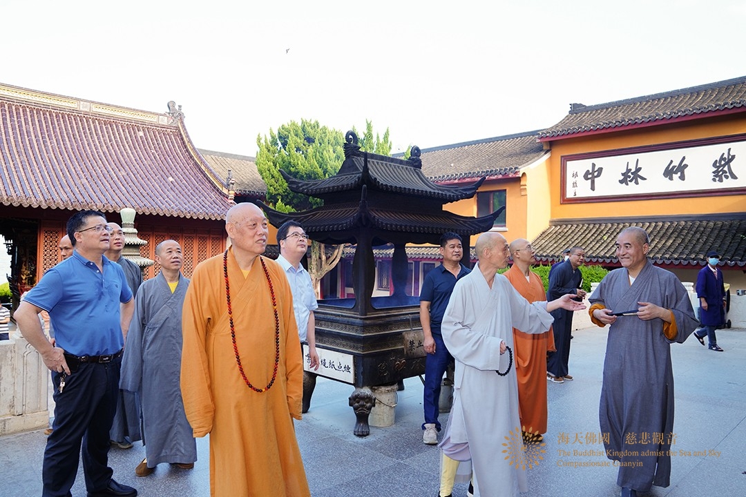 台风-会长道慈大和尚与陈宏成局长一行赴法雨禅寺等寺院查看台风影响情况