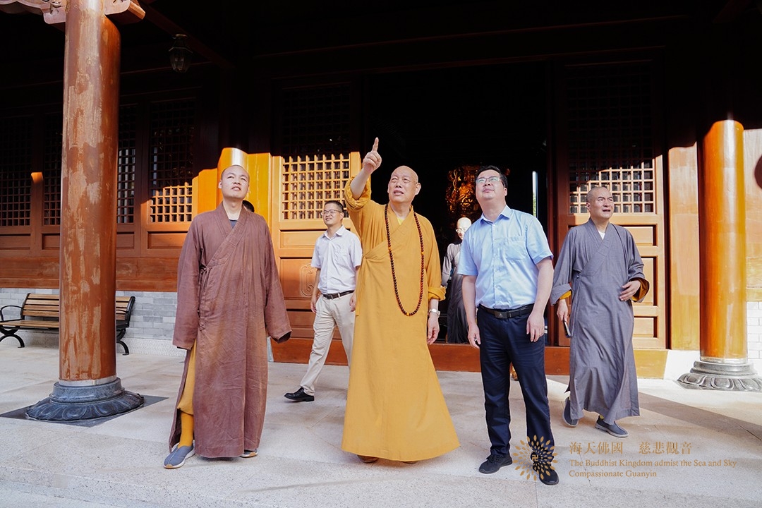台风-会长道慈大和尚与陈宏成局长一行赴法雨禅寺等寺院查看台风影响情况