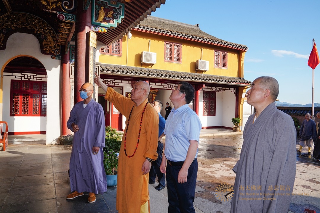 台风-会长道慈大和尚与陈宏成局长一行赴法雨禅寺等寺院查看台风影响情况