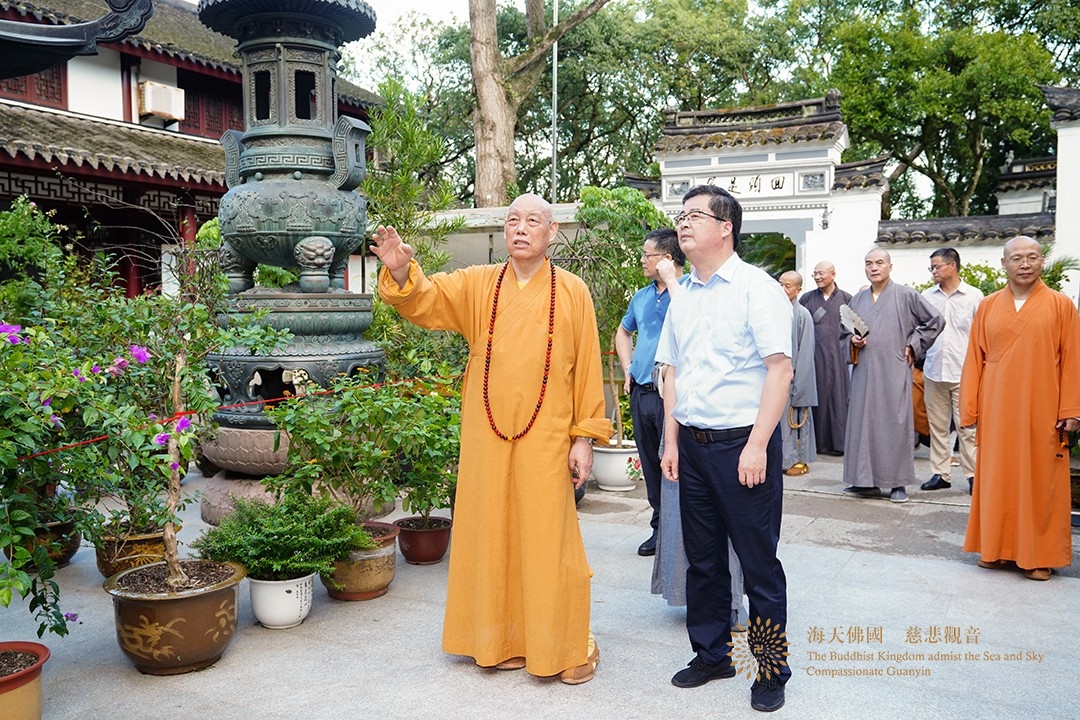 台风-会长道慈大和尚与陈宏成局长一行赴法雨禅寺等寺院查看台风影响情况