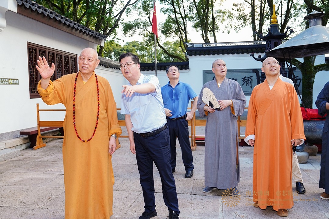 台风-会长道慈大和尚与陈宏成局长一行赴法雨禅寺等寺院查看台风影响情况