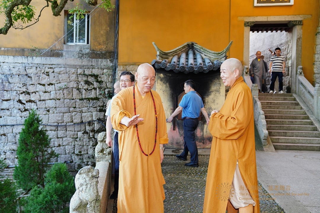 台风-会长道慈大和尚与陈宏成局长一行赴法雨禅寺等寺院查看台风影响情况