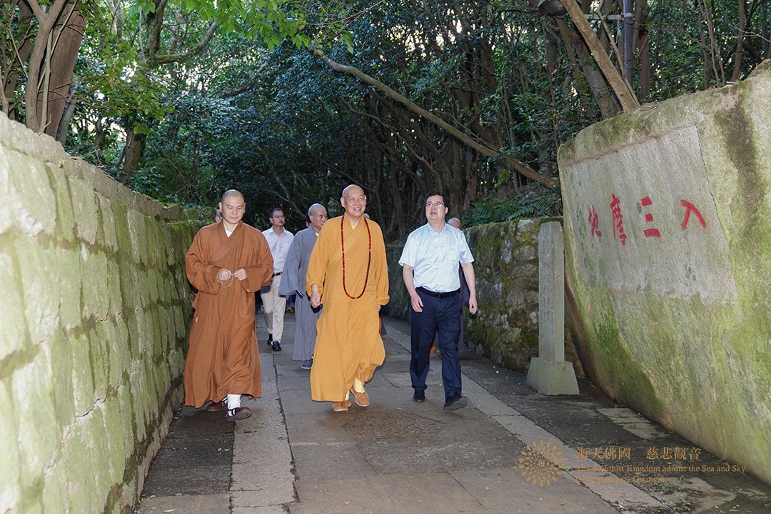 台风-会长道慈大和尚与陈宏成局长一行赴法雨禅寺等寺院查看台风影响情况