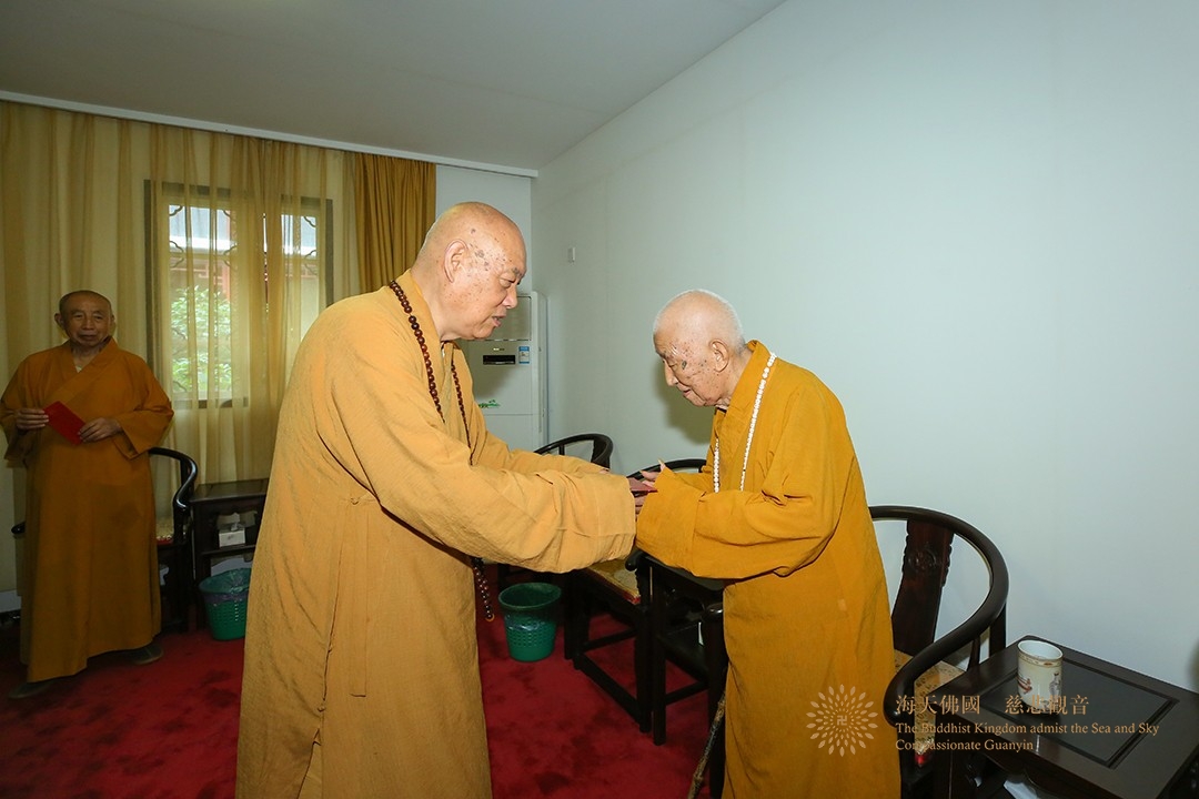 佛教-会长道慈大和尚一行赴佛教颐养堂和普陀山敬老院进行端午节慰问