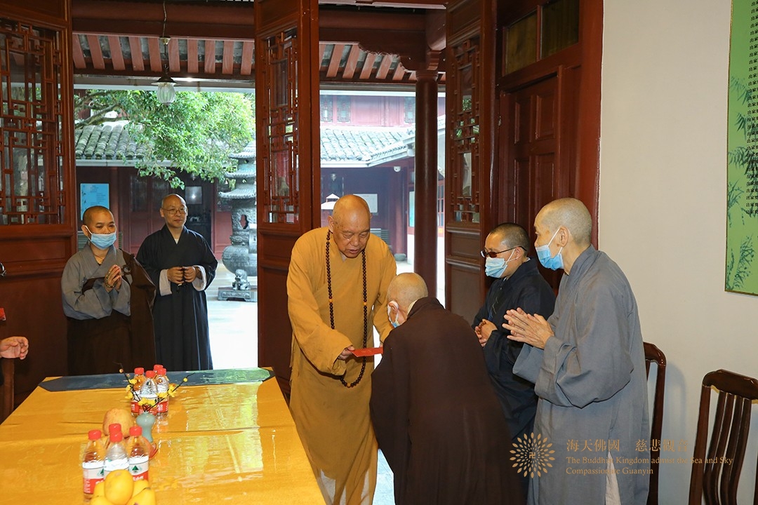 佛教-会长道慈大和尚一行赴佛教颐养堂和普陀山敬老院进行端午节慰问
